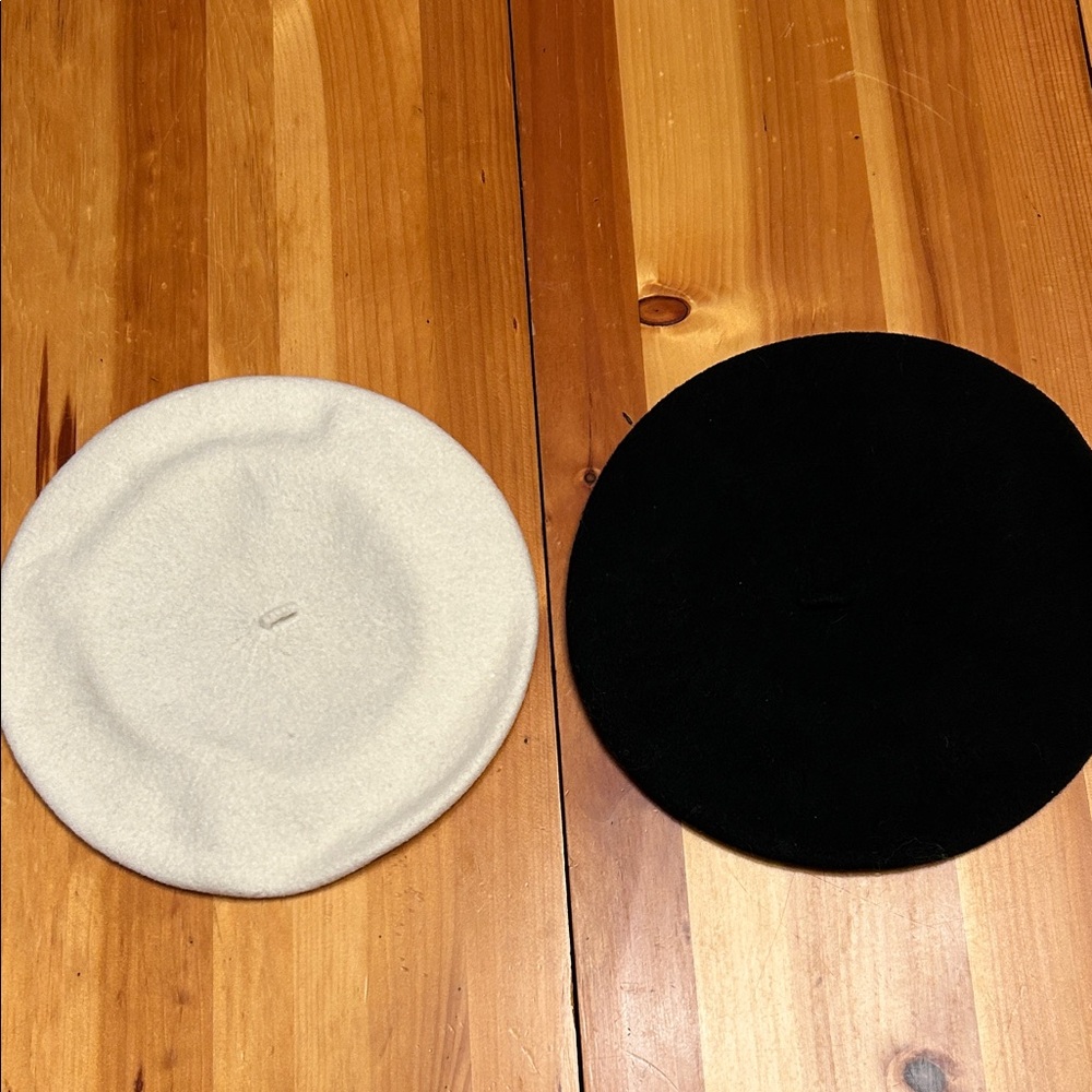 Berets Erma’s New York Black and Cream 100% new wool. Soft. Excellent.